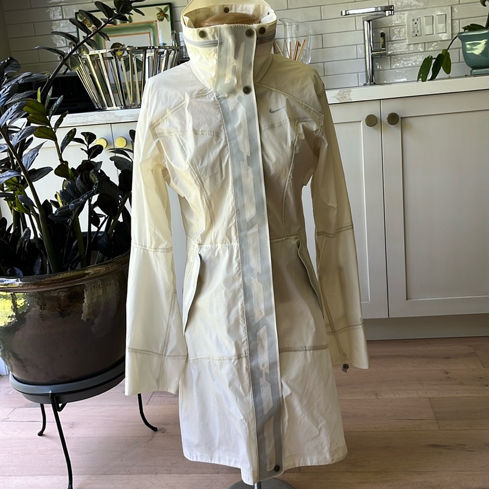 EUC Nike white rain coat with hidden hood, covered front pockets, 2 way zip